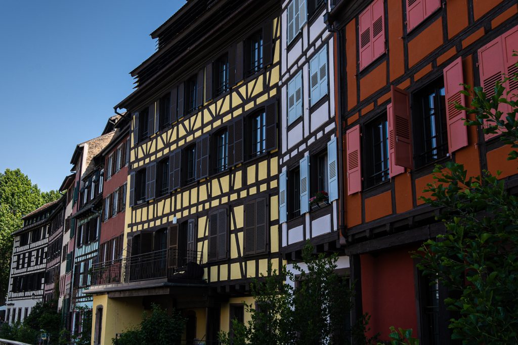 Photographie paysage Strasbourg illustration maison colombage colorées jaune rouge bleu