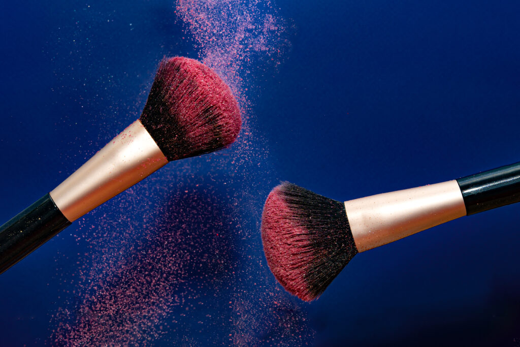 Photographie produit cosmetic Alsace mis en scène Pinceaux maquillage paillettes rose bleu produit