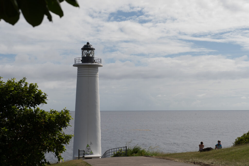 phare vieux fort en guadeloupe mer calme