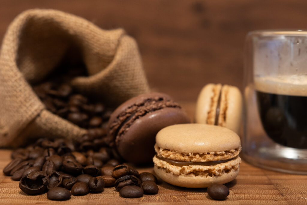 photographie culinaire macaron café