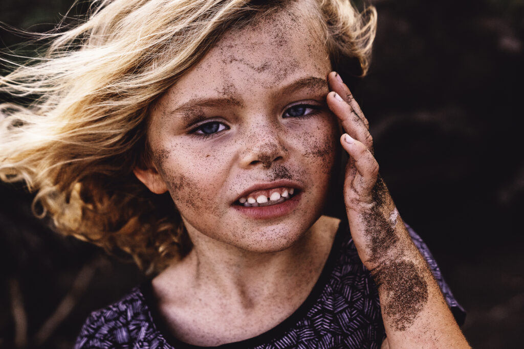 Portrait enfant sable noir lifestyle yeux bleu