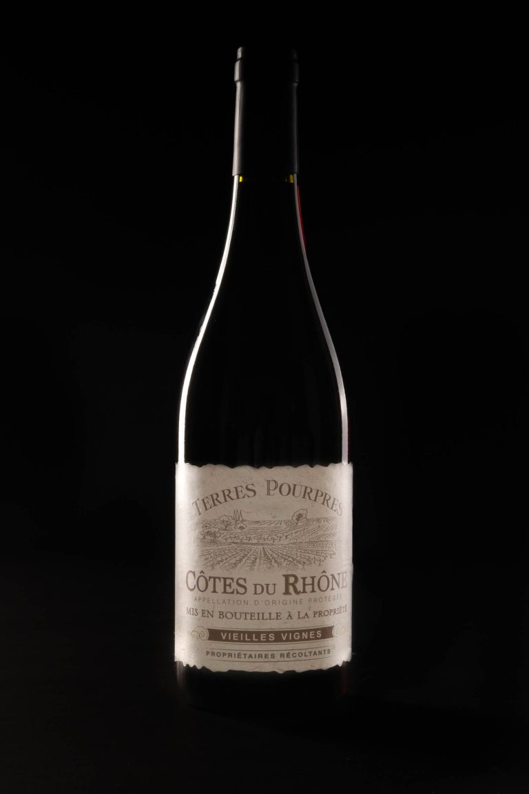Photographe produits à Selestat packshot fond noir bouteille de vin