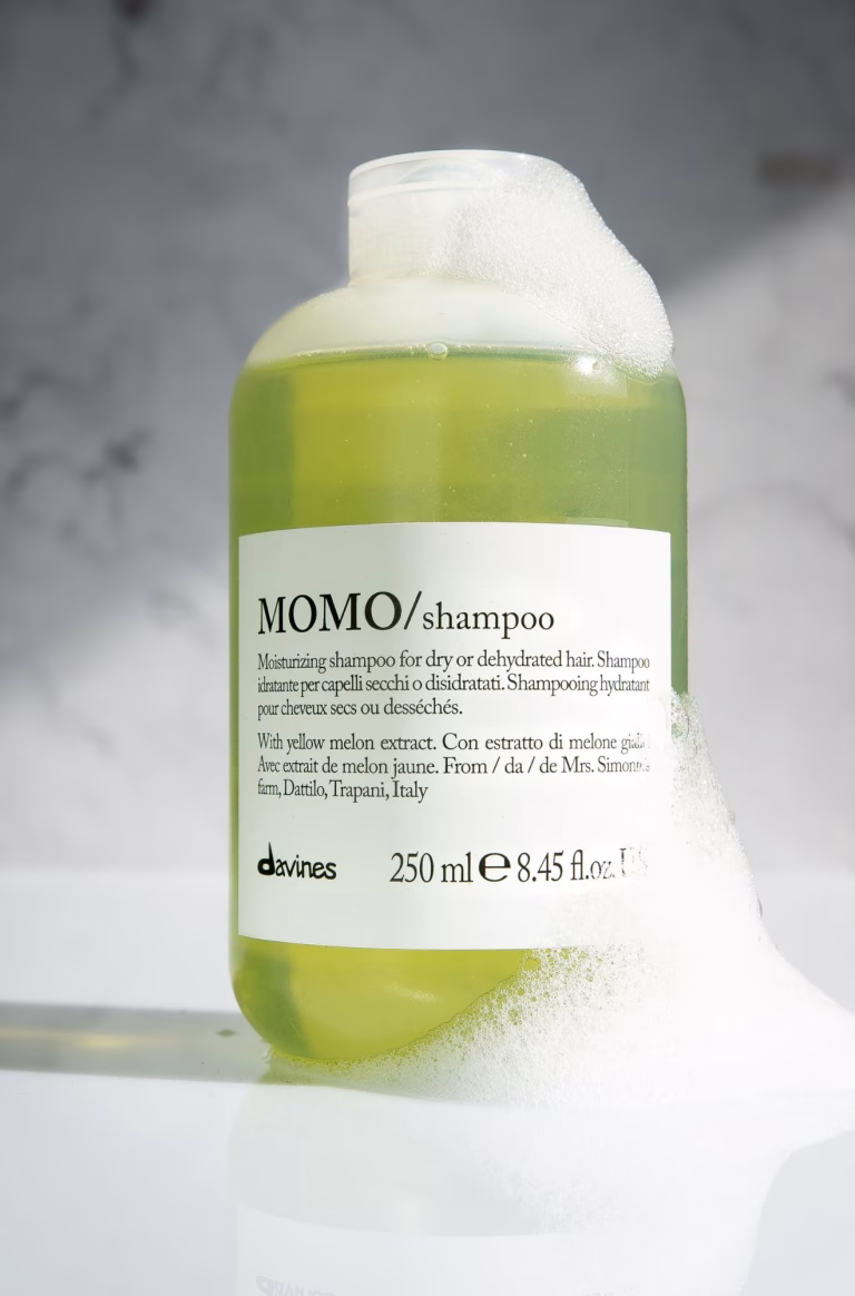 Photographe produits Alsace packshot mise en scène shampoing beauté mousse